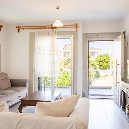 Peaceful House With A Lovely Backyard In Cesme Alaçatı