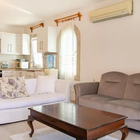 Peaceful House With A Lovely Backyard In Cesme