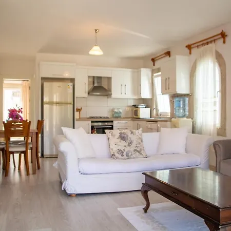 Peaceful House With A Lovely Backyard In Cesme *