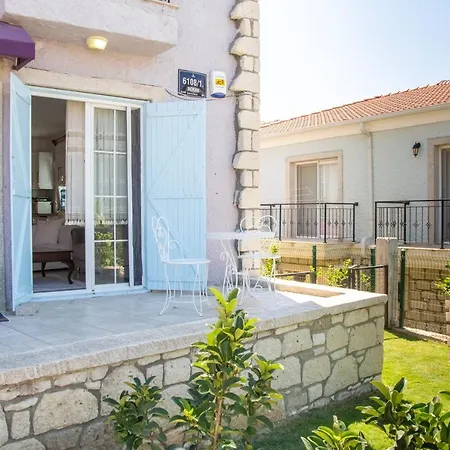 Peaceful House With A Lovely Backyard In Cesme 펜션 알라카티