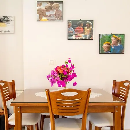 Peaceful House With A Lovely Backyard In Cesme